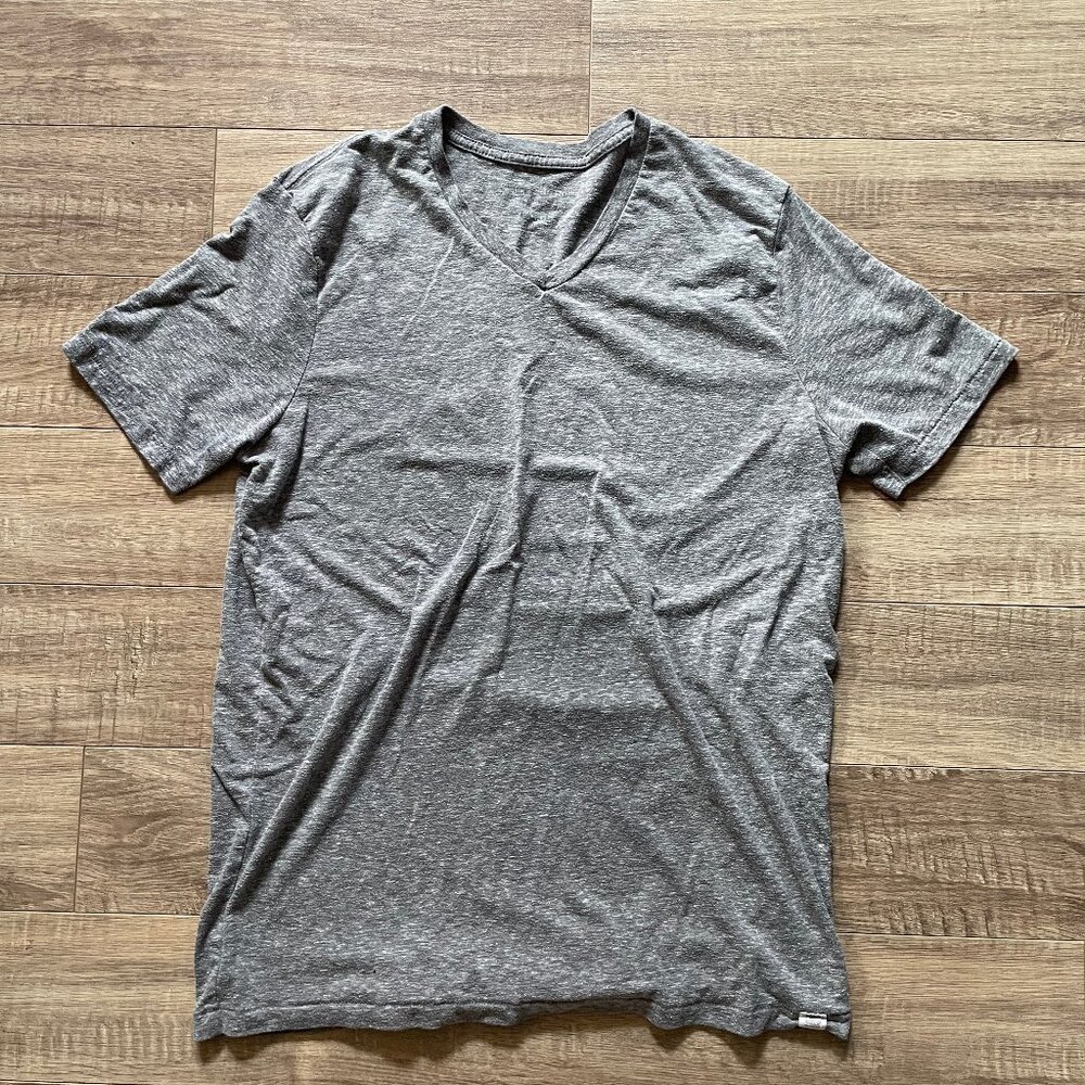 BUNDLE & SAVE! Men's LUCKY BRAND heather grey v-neck tee, size L